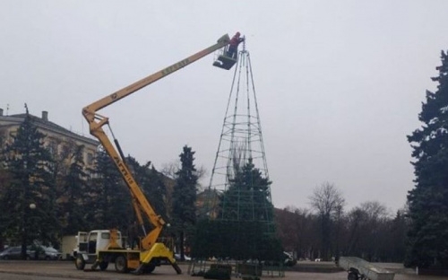 В Левобережном районе Мариуполя «выросла» елка (ФОТО)