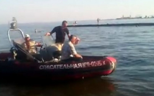 На мариупольском пляже в воде заметили странное пятно (ФОТО+ВИДЕО)