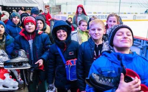 Тысячи мариупольских детей за месяц опробовали лед Mariupol Ice Center