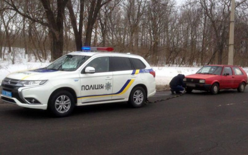 Молодую семью, застрявшую на трассе в Донецкой области, выручили полицейские (ФОТО)