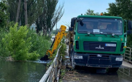 Диваны, стулья и кастрюли: мариупольцы забили ливневки тоннами мусора