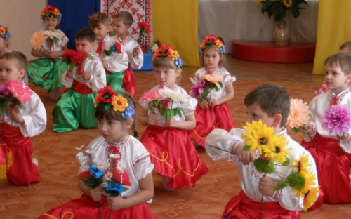 Мариупольские дошколята-патриоты встретили литовскую делегацию в вышиванках и с «паляницей та рушныком» (ФОТО)