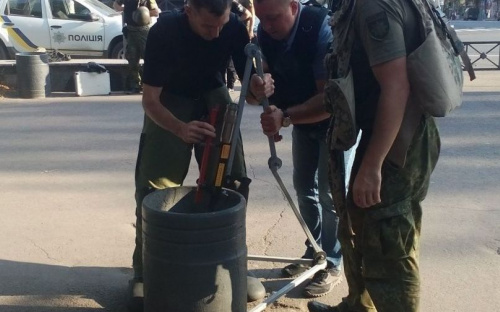 На Театральной площади в Мариуполе утром обнаружен в урне взрывоопасный предмет (ФОТО)