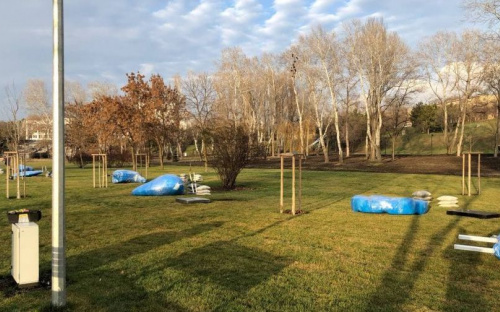 В мариупольском парке устанавливают уникальные скульптуры «Куриного бога» (ФОТОФАКТ)