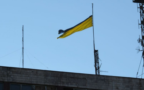 Над Мариуполем приспущен разорвавшийся флаг Украины (ФОТОФАКТ)