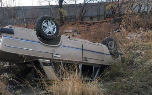 В Мариуполе перевернулся автомобиль: алкоголь в крови водителя превышен в 7,5 раз (ВИДЕО)