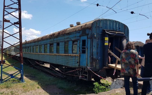 В «убитых» вагонах у мариупольского пляжа появятся работы художников со всей Украины