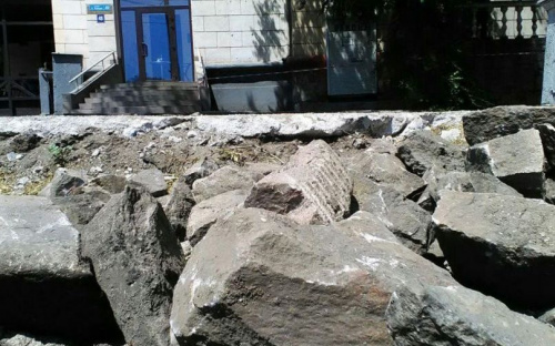 В центре Мариуполя раскопали брусчатку старого города (ФОТО+ВИДЕО)
