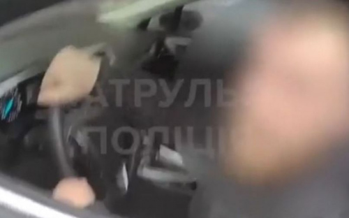 В Мариуполе водитель нарушил ПДД: спешил с женой в роддом