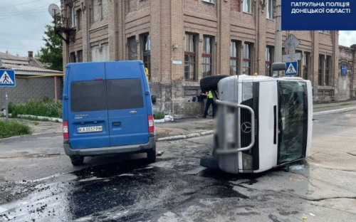 В Мариуполе столкнулись два микроавтобуса, один перевернулся