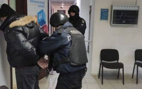 Кассир мариупольского банка оказалась под прицелом пистолета