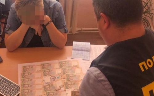 На Донетчине поймали чиновницу на получении взятки