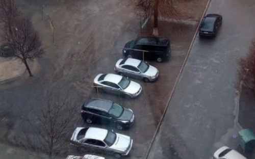 Мариупольские автомобилисты устроили стоянку на детской площадке