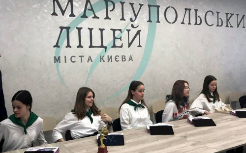 Маріупольський міський ліцей розпочав роботу у Києві: за парти сіли перші 30 студентів