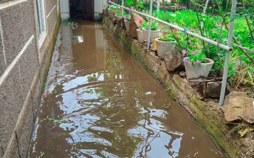 Более семи тысяч кубометров дождевой воды откачали спасатели в Мариуполе