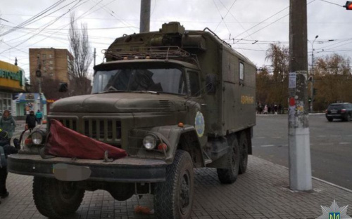 Пьяный водитель в Мариуполе протаранил ЗИЛом легковушку и вылетел на пешеходную зону (ФОТО)