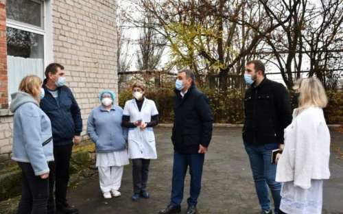 Из-за массового увольнения медиков в больнице Мариупольского района – критическая ситуация