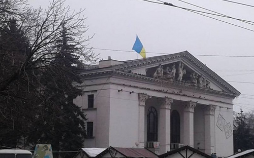 В канун Рождества на крыше мариупольского театра появился флаг (ФОТО)