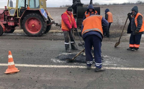 Деформировалось дорожное покрытие на автодороге в Мариупольском районе