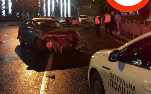 Железо «всмятку»: в центре Мариуполя автомобиль влетел в ограждение