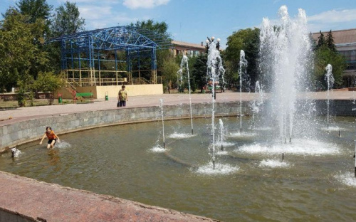 Мариупольцы спасаются от жары, купаясь в фонтанах (ФОТОФАКТ)