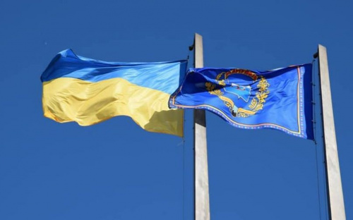 В центре Мариуполя торжественно подняли флаг Украины (ФОТО)