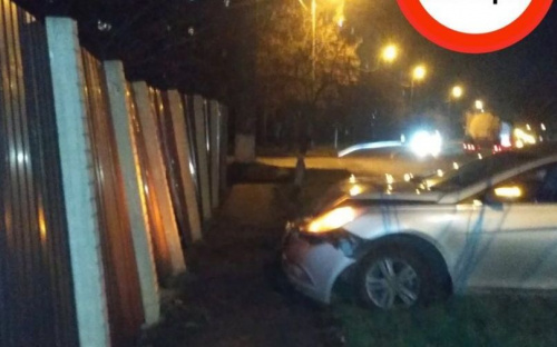 В Мариуполе авто врезалось в забор: содержание алкоголя в крови водителя зашкаливало