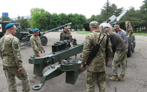 В мариупольском парке появились боевые машины и тяжелая артиллерия (ФОТО+ВИДЕО)