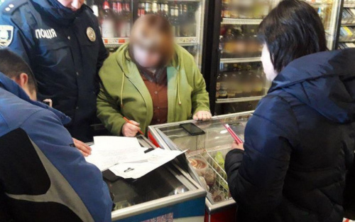 В Мариуполе изъяли товар из магазина, в котором продали алкоголь военному (ФОТО)
