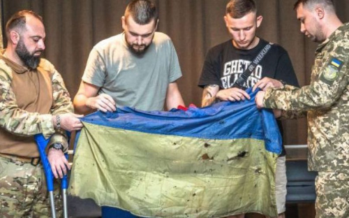 Флаг из «Азовстали» передали в Национальный музей истории Украины