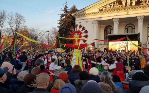 Прощай, зима: чучело Марены вспыхнуло пламенем под радостные возгласы мариупольцев (ФОТО+ВИДЕО)