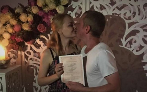 Свет любви: пара приехала из Китая и поженилась в Мариуполе в полумраке