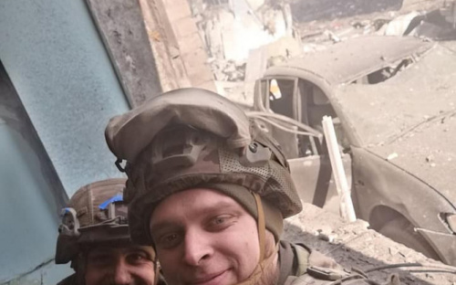 З полону звільнили військового, який боронив Маріуполь та пережив теракт у Оленівці