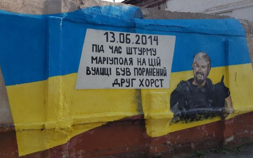 В Мариуполе восстановили мурал в честь добровольца, освобождавшего город