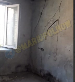 У Маріуполі окупанти міняють вікна в аварійних квартирах та звітують про виконані роботи