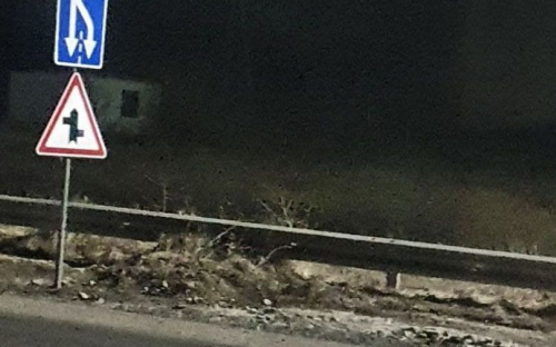 Автолюбители заметили необычно расположенные дорожные знаки вблизи Мариуполя (ФОТОФАКТ)