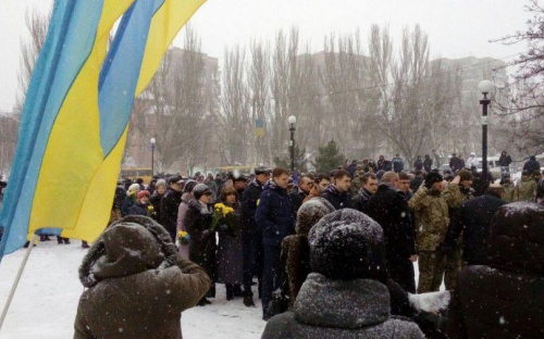 Цветы под снегом. Метель не помешала мариупольцам отметить День соборности Украины (ФОТО)