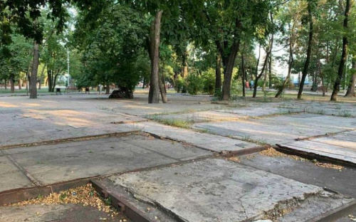 В Городском саду Мариуполя частные лица выставили на продажу коммунальную землю