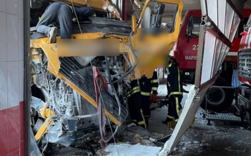 В Мариуполе грузовик врезался в пожарную часть