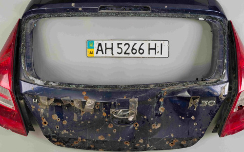 У музеї в Варшаві виставили двері автомобіля з Маріуполя – понівечена машина врятувала біженців