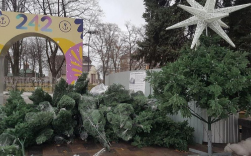 В Мариуполе в дождь и ветер устанавливают главную городскую елку