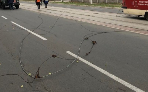В Мариуполе оборвались провода над проезжей частью. Трамваи пустили в объезд