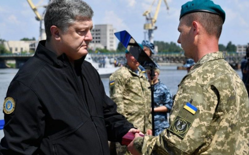 Петр Порошенко наградил морских пехотинцев, воевавших под Мариуполем (ФОТО)