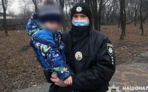 На Донетчине 4-летний ребенок один гулял по улицам