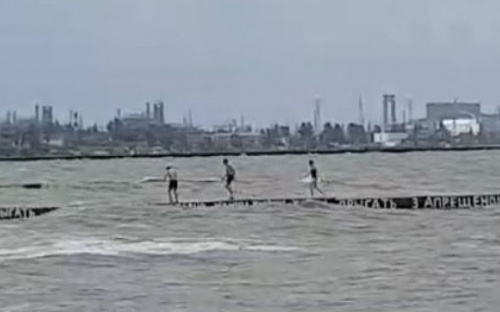 В Мариуполе подростки во время шторма прыгают с пирса в море (ФОТО+ВИДЕО)