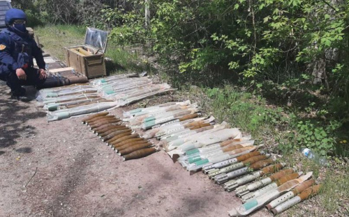 В заброшенном здании на Донетчине нашли больше сотни оружия и патронов