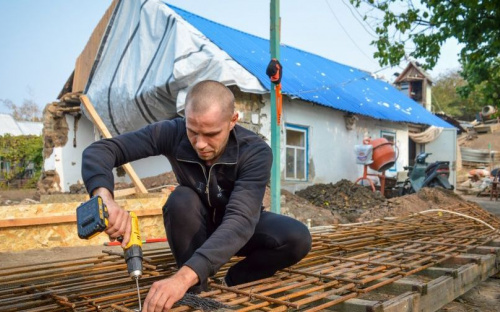 Красный Крест под Мариуполем помогает отстраивать дома, пострадавшие от обстрелов (ФОТО)