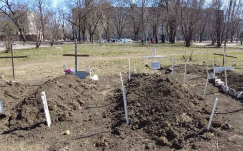 Убитых мариупольцев хоронят на детских площадках и во дворах