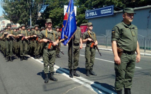 В центре Мариуполя прошел парад в честь освобождения города (ДОПОЛНЕНО)