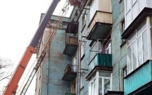 В Мариуполе аварийные лестницы и плитка могли упасть на прохожих